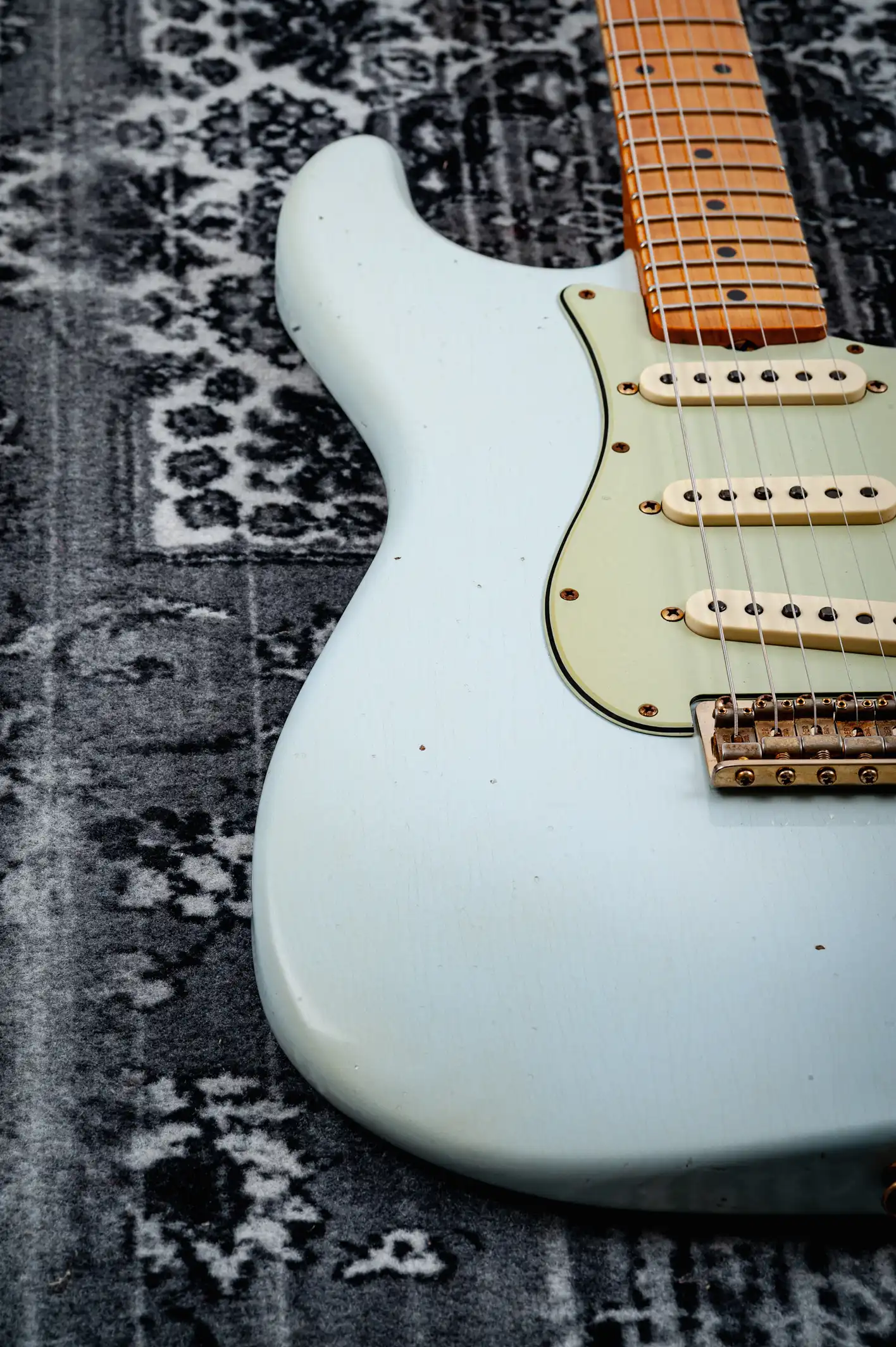 Fender Limited Edition 62 Bone Tone Stratocaster® Journeyman Relic® Maple Fingerboard Super Faded Aged Sonic Blue