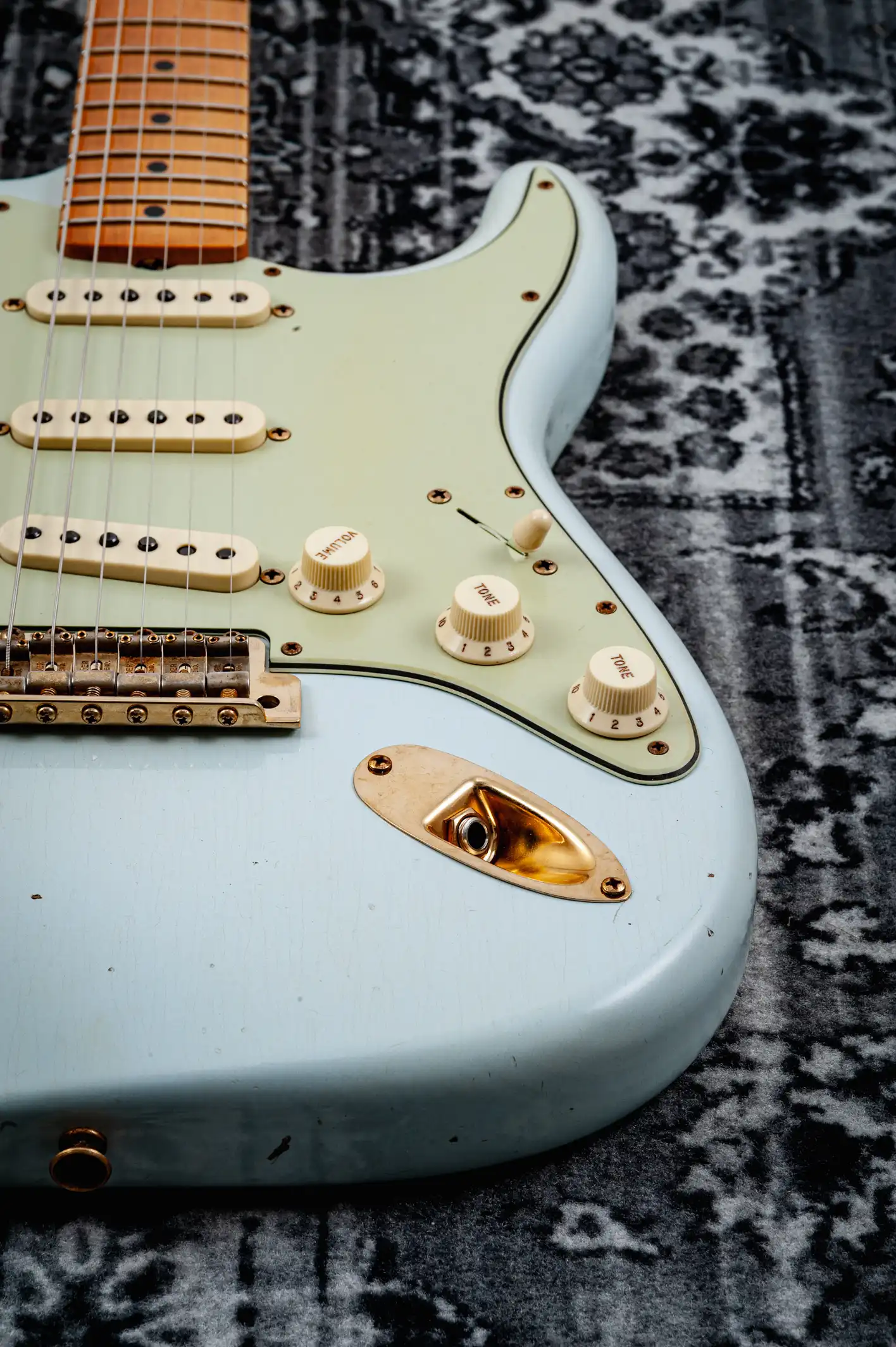 Fender Limited Edition 62 Bone Tone Stratocaster® Journeyman Relic® Maple Fingerboard Super Faded Aged Sonic Blue