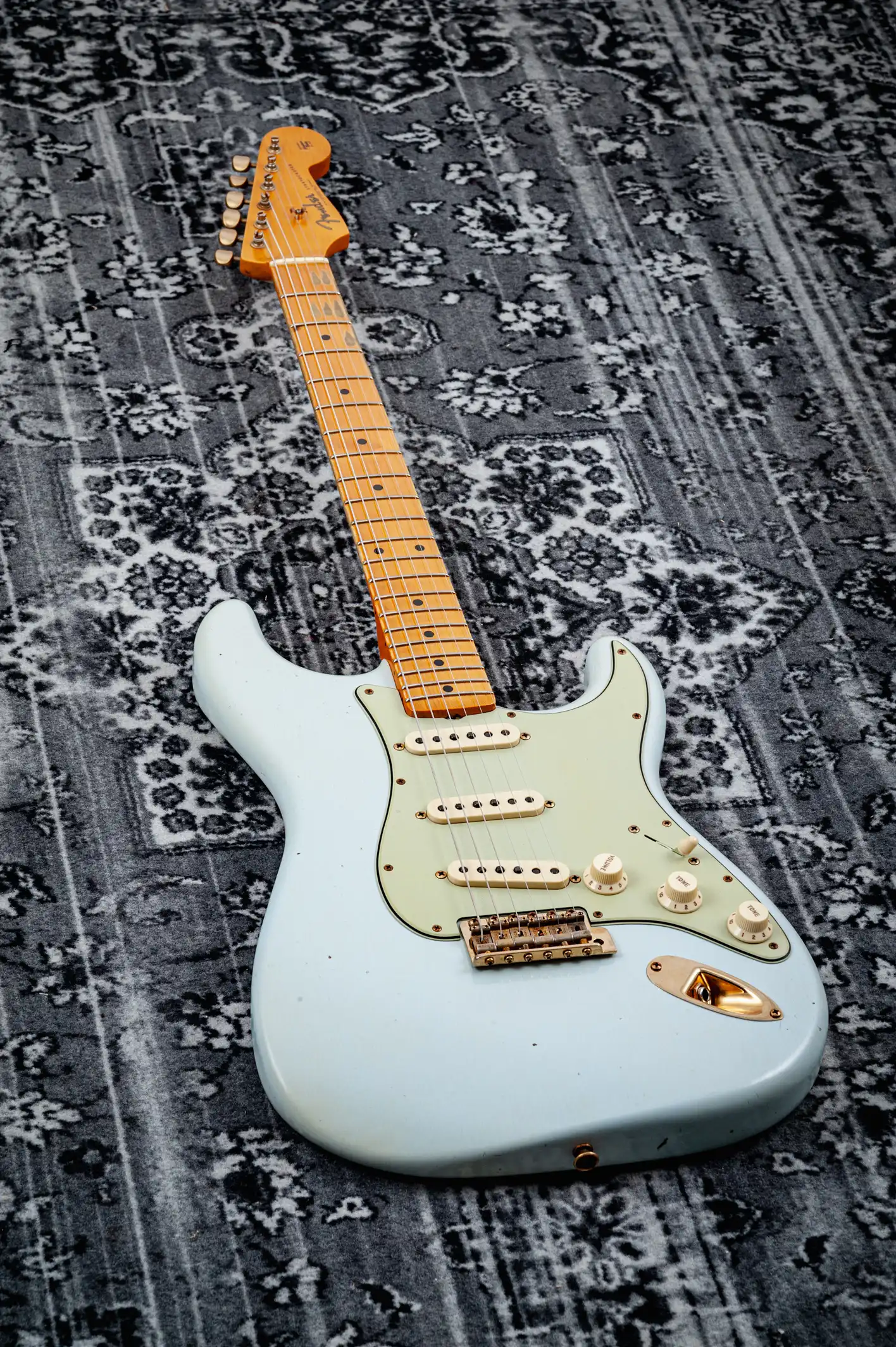 Fender Limited Edition 62 Bone Tone Stratocaster® Journeyman Relic® Maple Fingerboard Super Faded Aged Sonic Blue