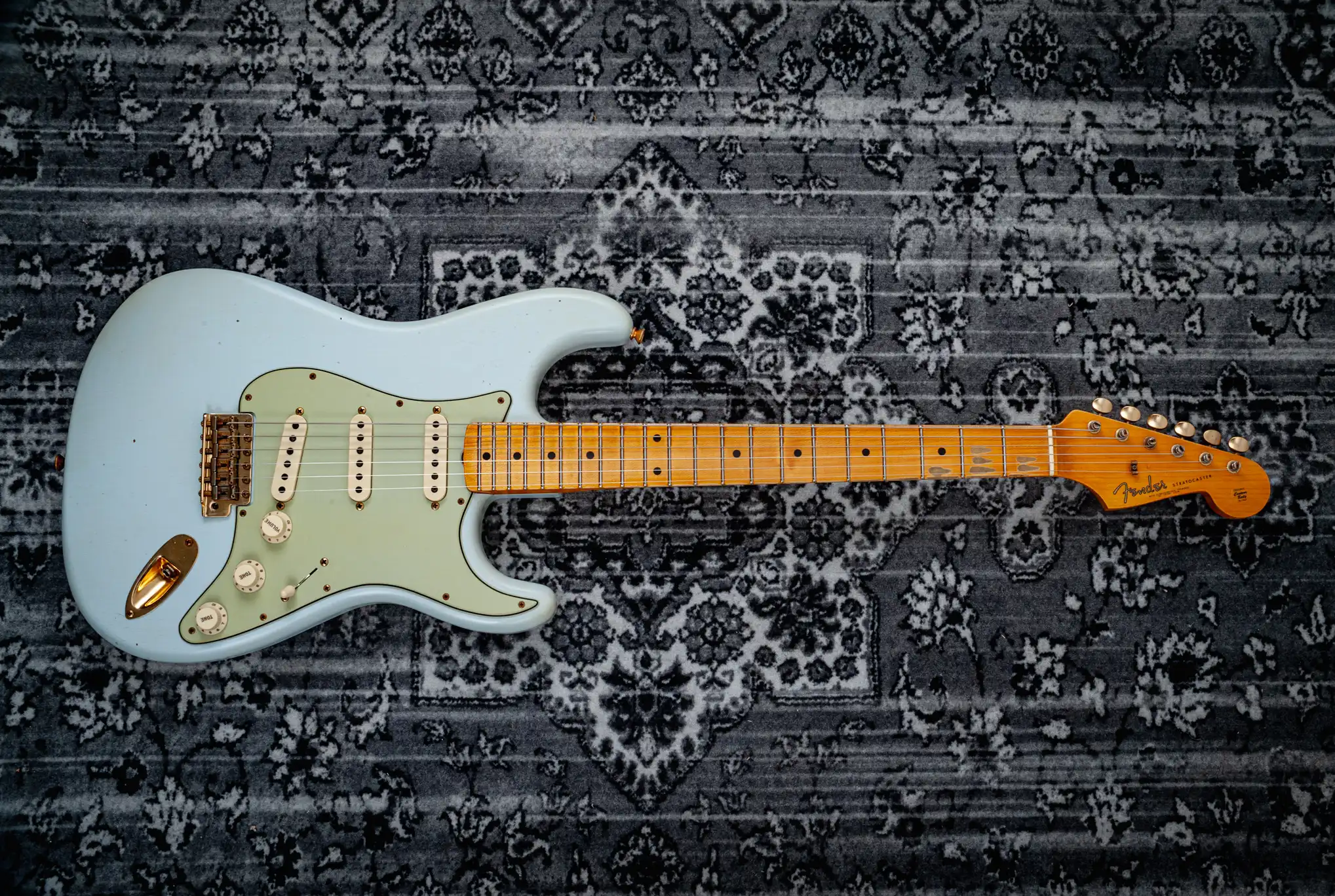 Fender Limited Edition 62 Bone Tone Stratocaster® Journeyman Relic® Maple Fingerboard Super Faded Aged Sonic Blue
