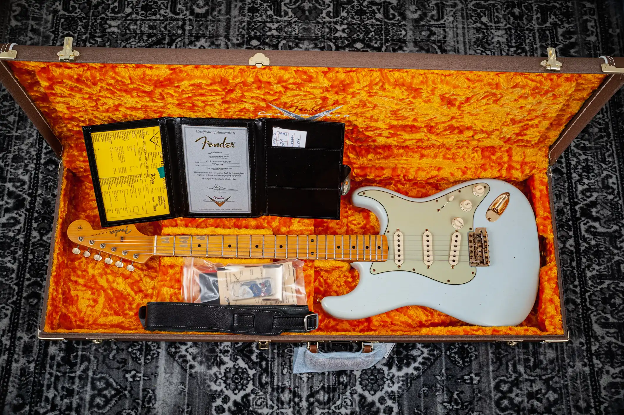 Fender Limited Edition 62 Bone Tone Stratocaster® Journeyman Relic® Maple Fingerboard Super Faded Aged Sonic Blue