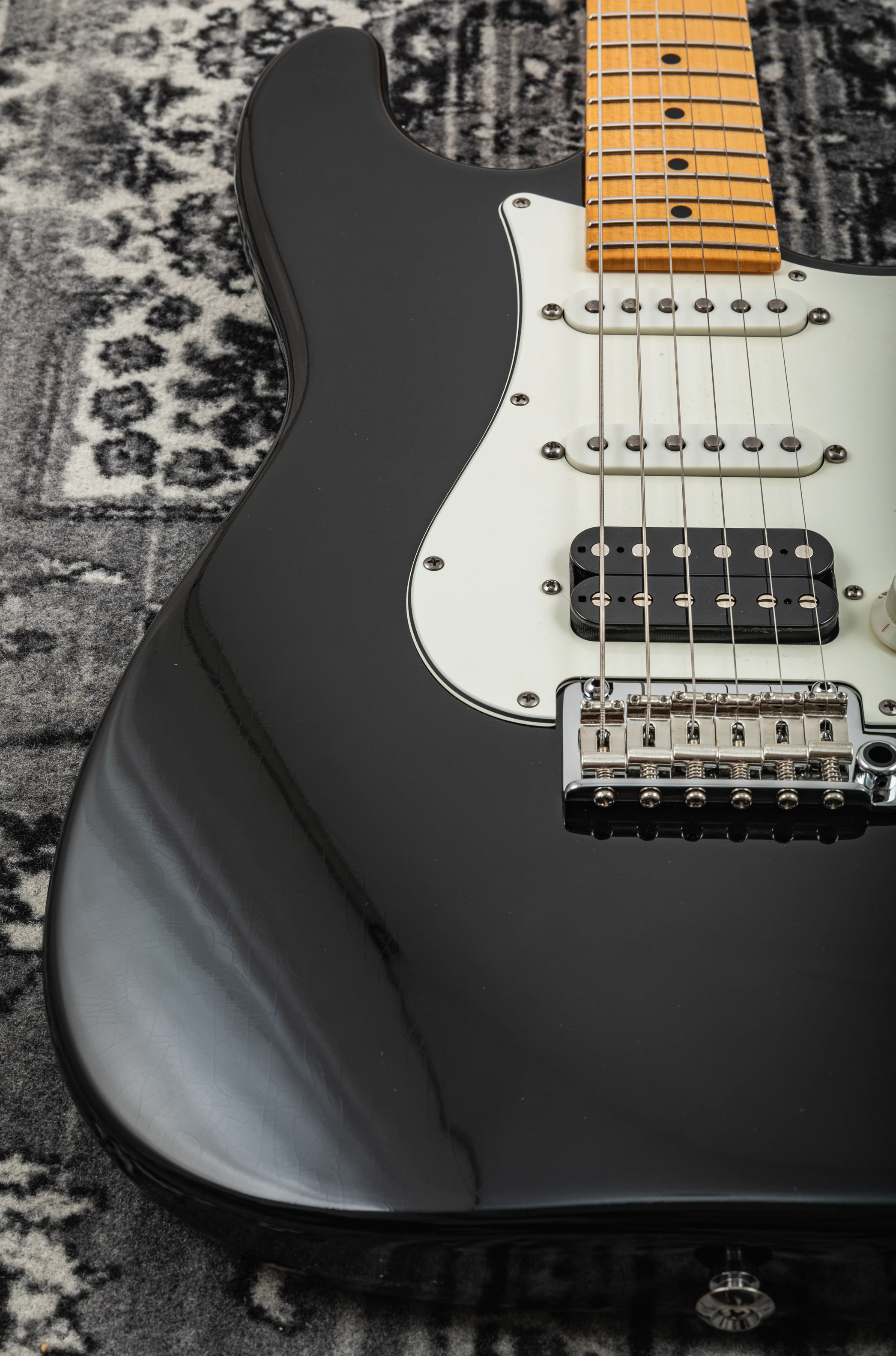 Suhr Classic S Antique HSS blk/mn