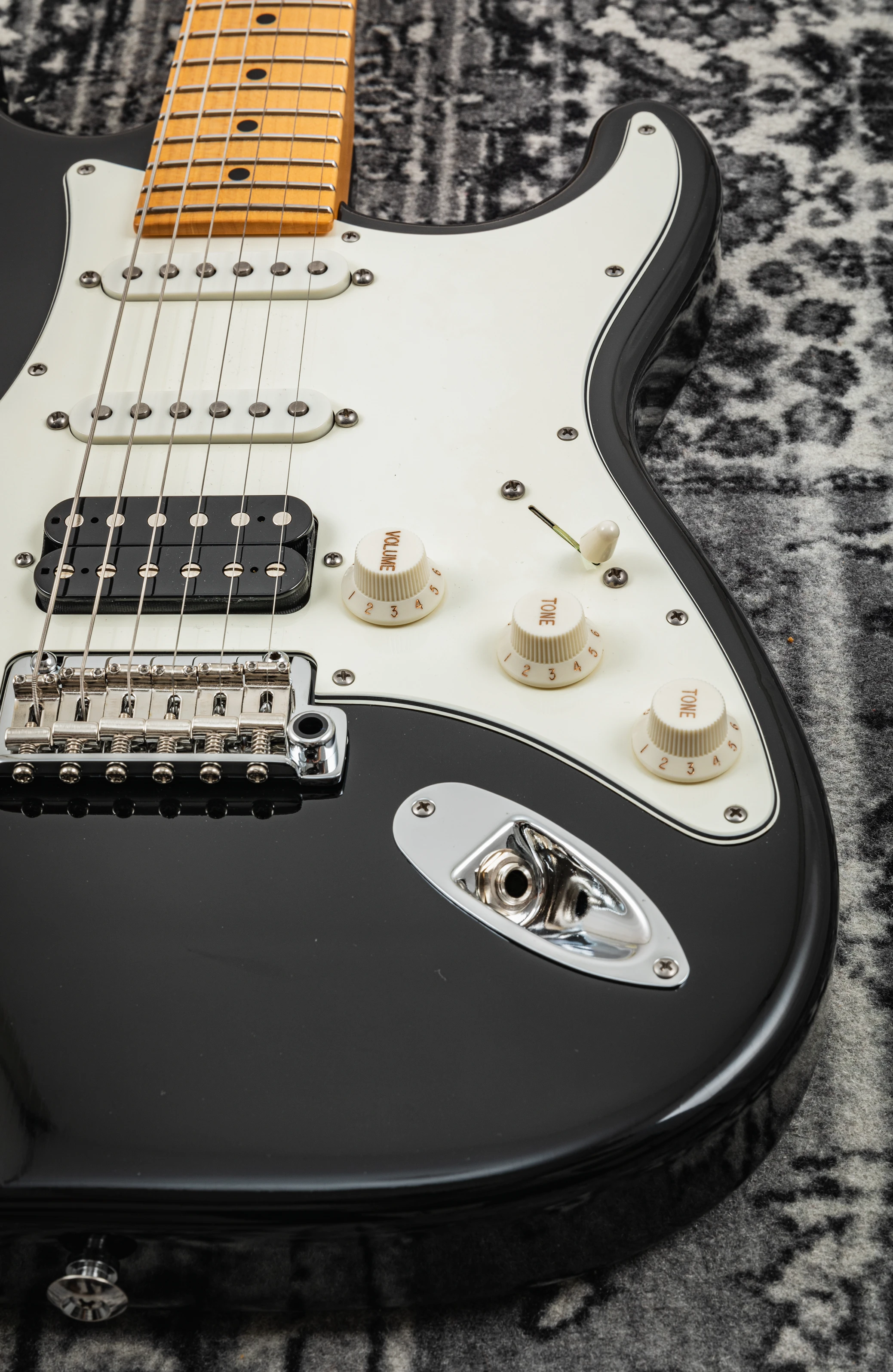 Suhr Classic S Antique HSS blk/mn