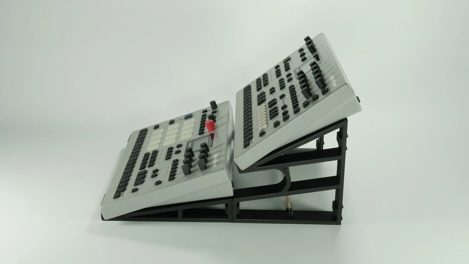 Coverup Triple tier synth stand 320
