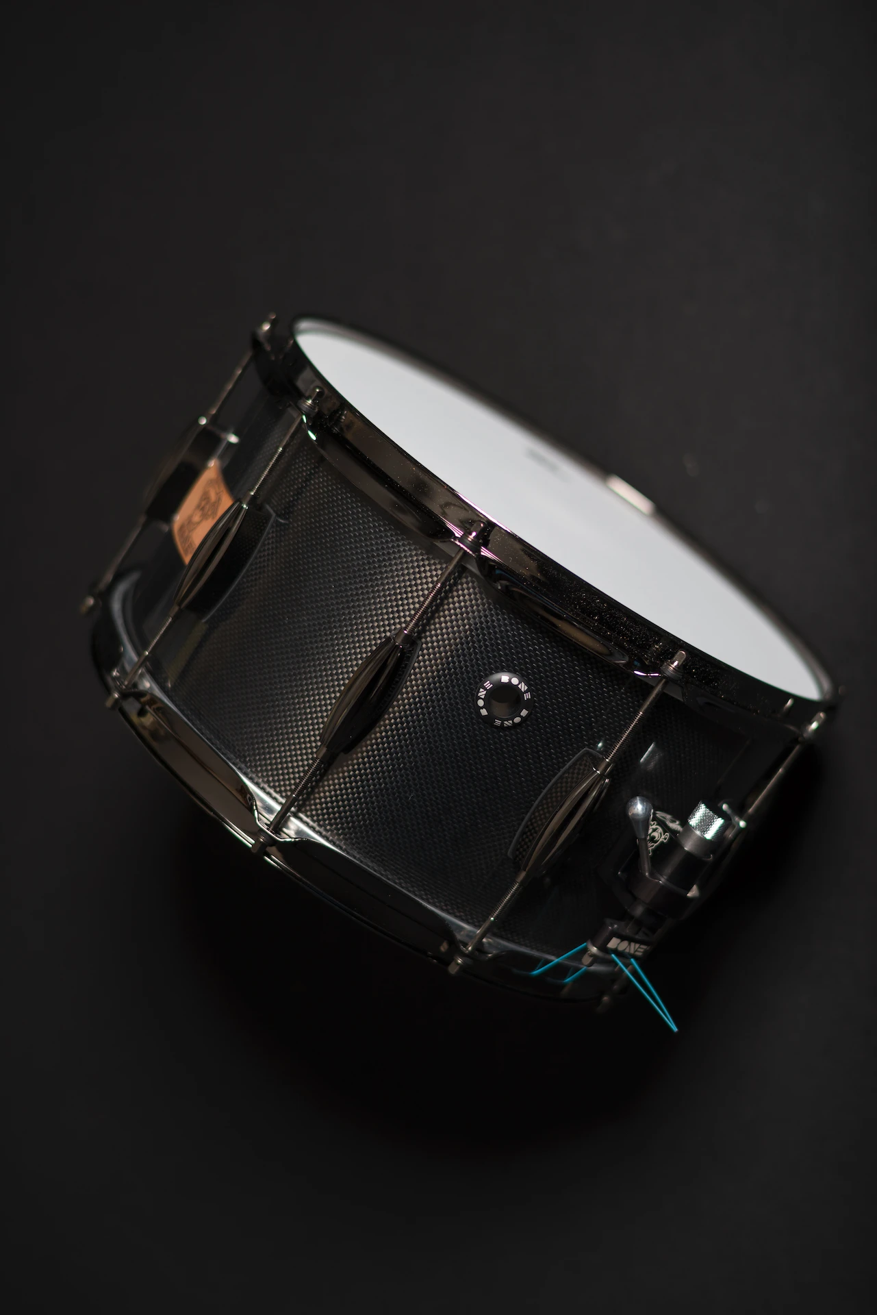 BONE Drums Full Carbon 14x7,5´´ Snare Drum mit Black Nickel Hardware