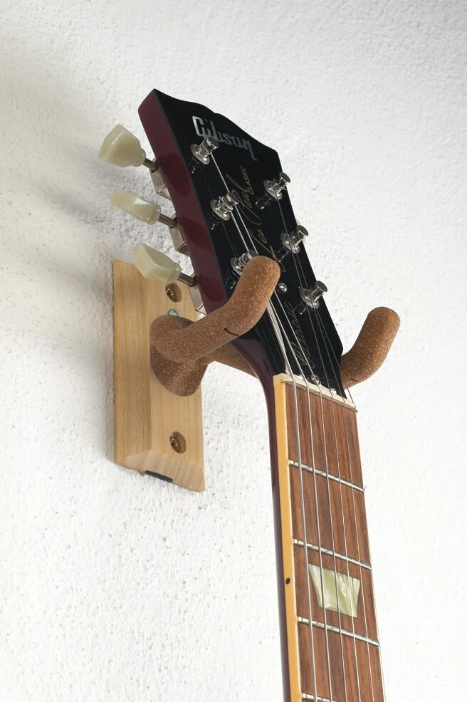 K&M 16220 Gitarrenwandhalter Kork Holzplatte